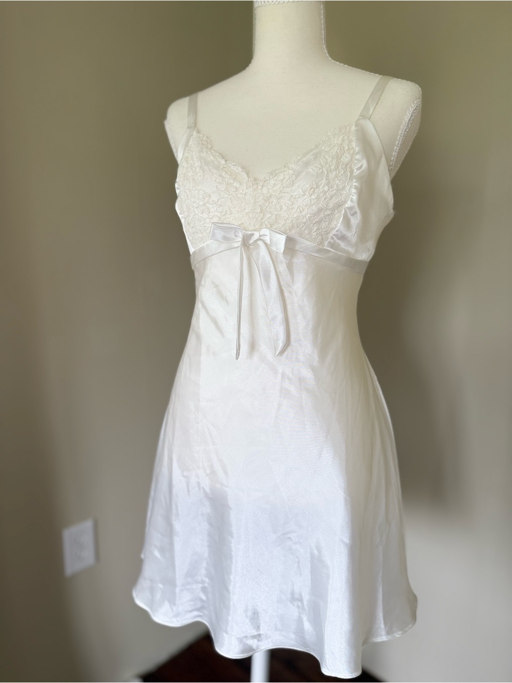Bridal Lace Chemise 🤍 Jones New York White Lace-Trim Satin Slip Bow Wedding PJs - Picture 5 of 10